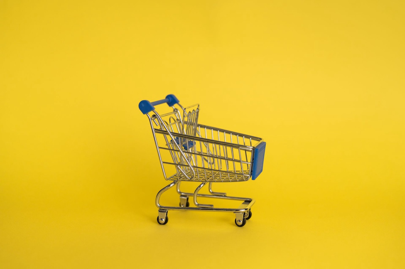 Carrito de compras vacío sobre fondo amarillo